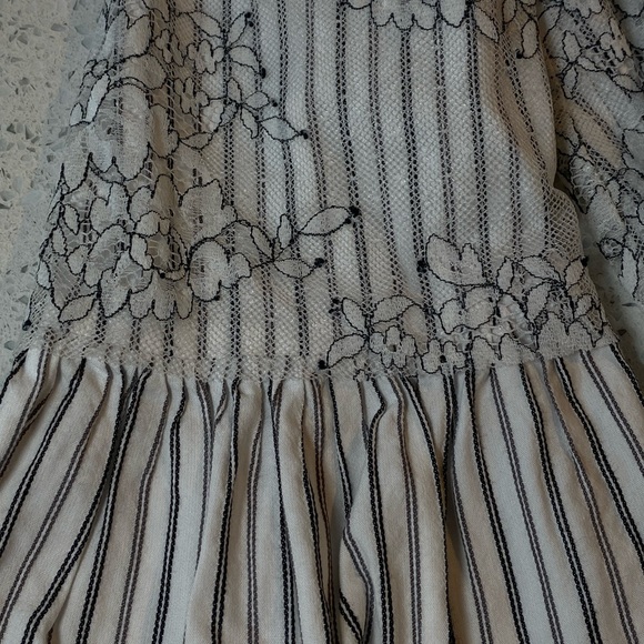 Zara Woman’s blouse with bell 2/3 sleeves. Bodice of shi try has a lace overlay - Picture 9 of 9